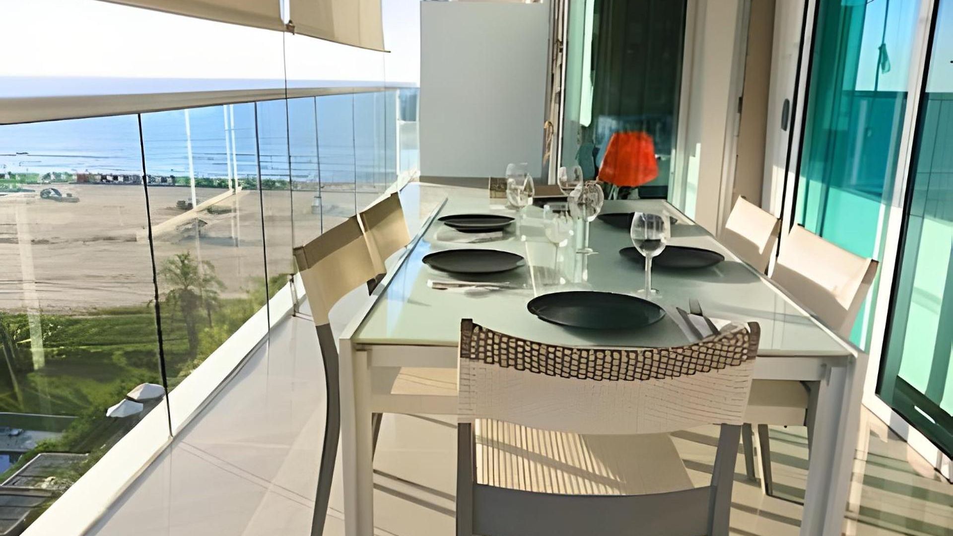 Terraza Frente Al Mar Y Salida Directa A La Playa Apartamento